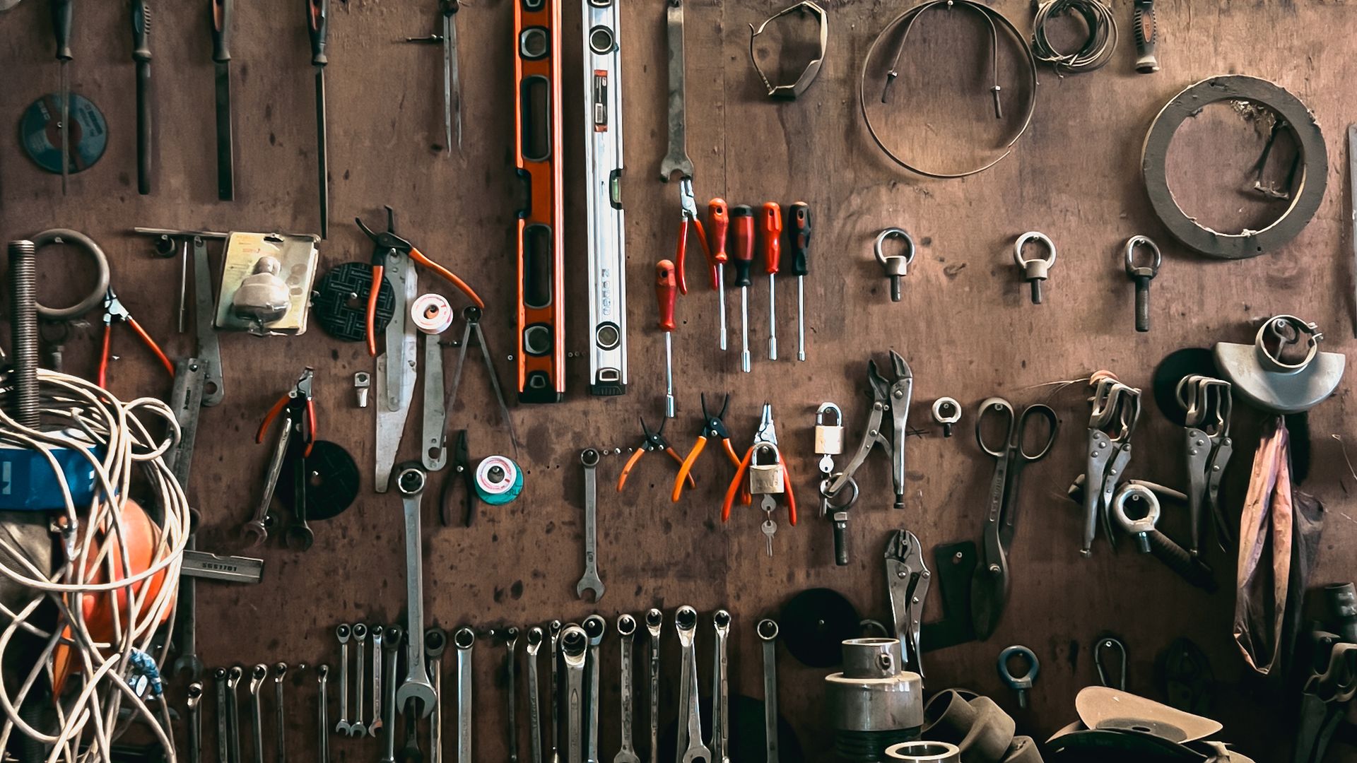 Oficina com ferramentas organizadas para trabalhos de construção e bricolage.